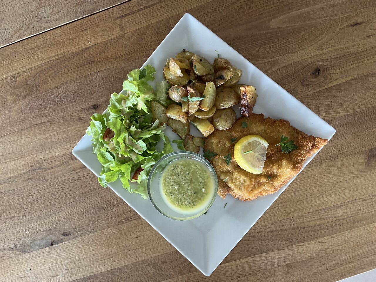 Escalope panée maison, pommes de terre grenailles, sauce ravigote et salade