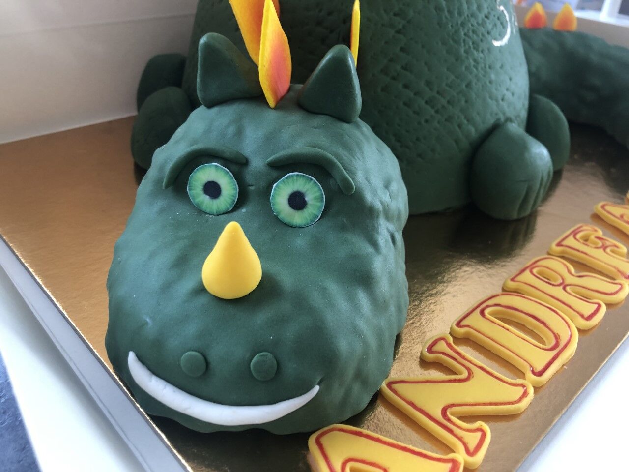 cake design dinosaure avec une ganache chocolat au lait un gateau chocolat et un curry passion ! Trop beau ce dinosaure !!