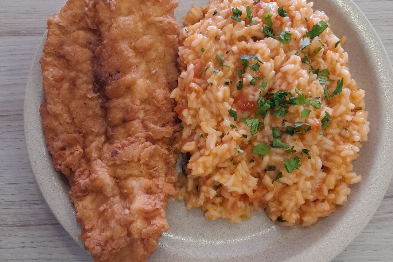 Filetes com arroz de tomate