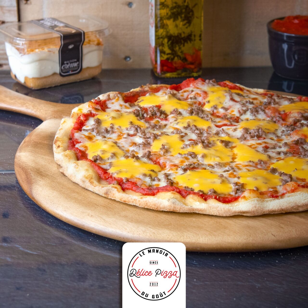 LA CHEDDAR : sauce tomate, mozzarella, viande hachée, cheddar, origan.