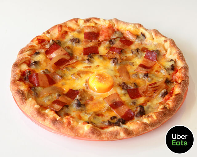Voici notre Pizza Burger
Oignons, viandes hachés, emmental, cheddar, bacon, œuf
100% Halal