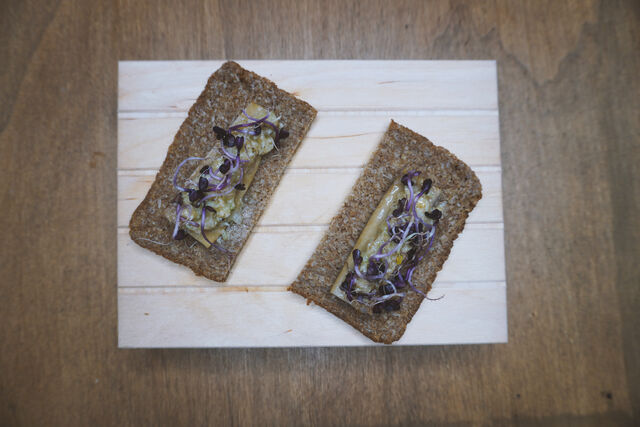 Crostino Smørrebrød, aringa affumicata e salsa di rafano