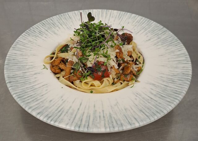 Tagliatelle mit gebratenen Eierschwammerln, Kräutern und Parmesan