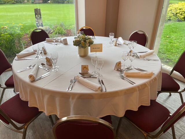 Mise en place pour des noces d'or au golf du lys