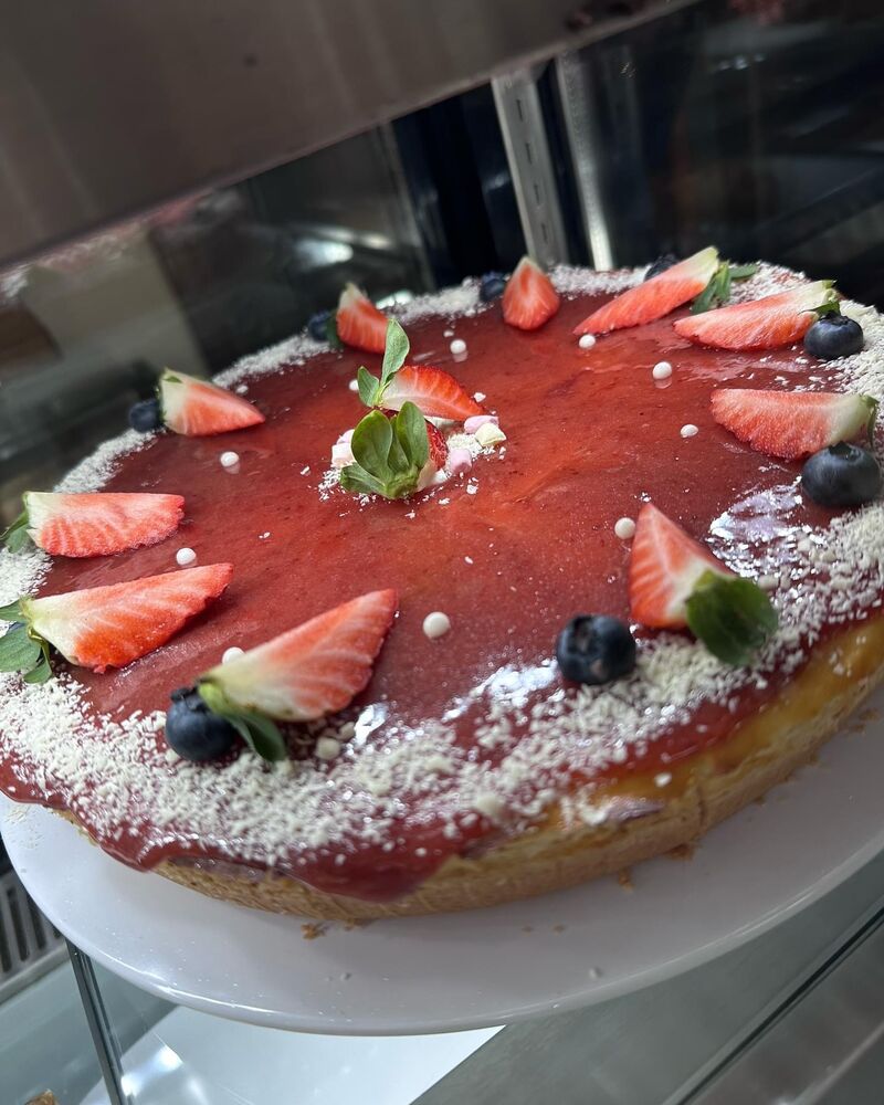 Käsekuchen mit Erdbeerkonfitüre