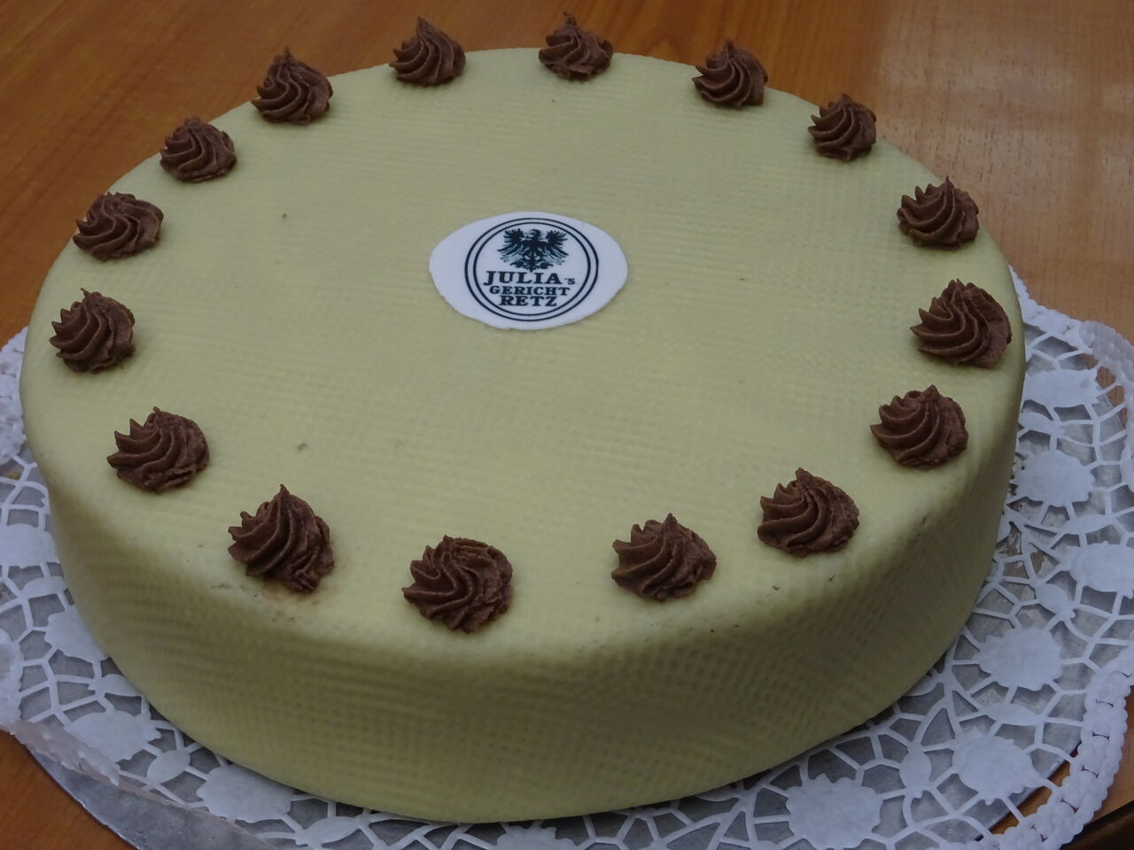 Die klassische Juliatorte - eine Nussmasse mit Schokolade-Oberscreme und außen mit Marzipan eingedeckt