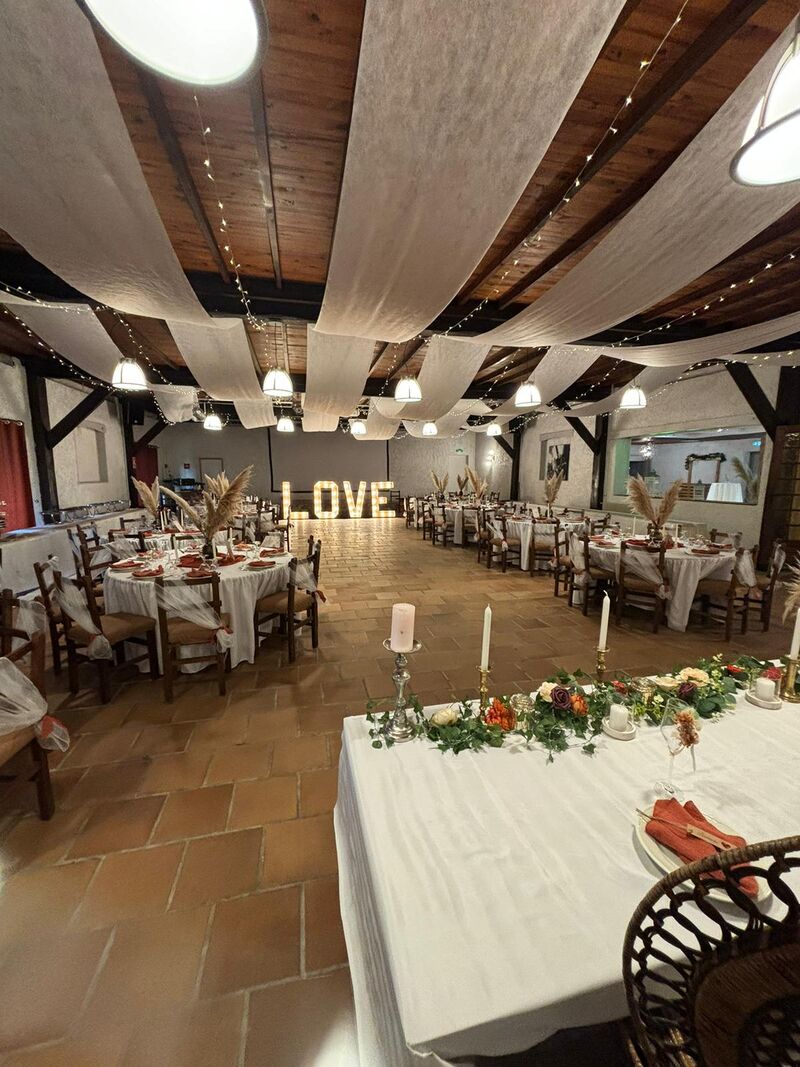 Grande salle décorée pour un mariage