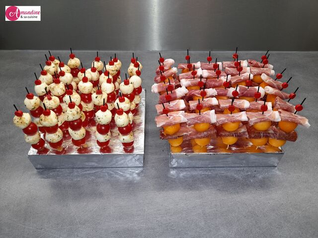 Brochettes salées : tomates cerises, billes de mozzarella marinées / billes de melon et jambon cru