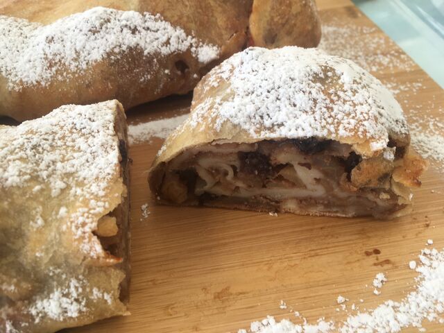 Strudel pommes-raisins
la part 3€