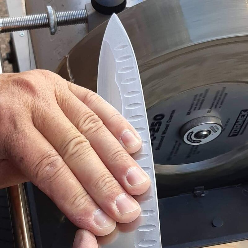 Pour l'affûtage de vos vos outils je dispose de différents types de meules, grains allant de 230 à 4000 (meule japonaise)