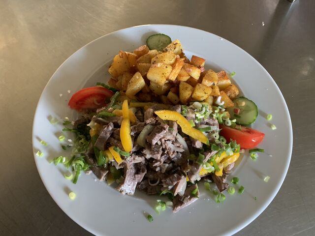 Rindfleisch Salat mit Bratkartoffeln 