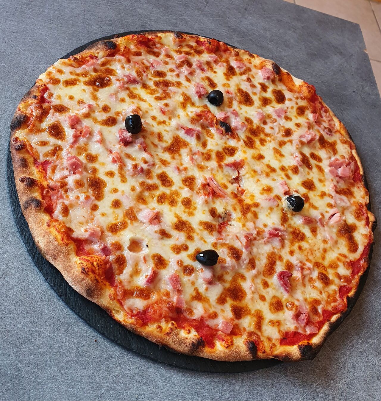 JAMBON:
Base tomate, jambon, mozzarella, olives.