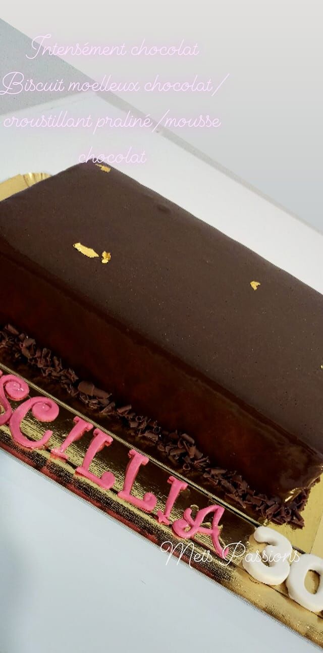 Génoise cacao
mousse au chocolat noir
glaçage miroir chocolat noir