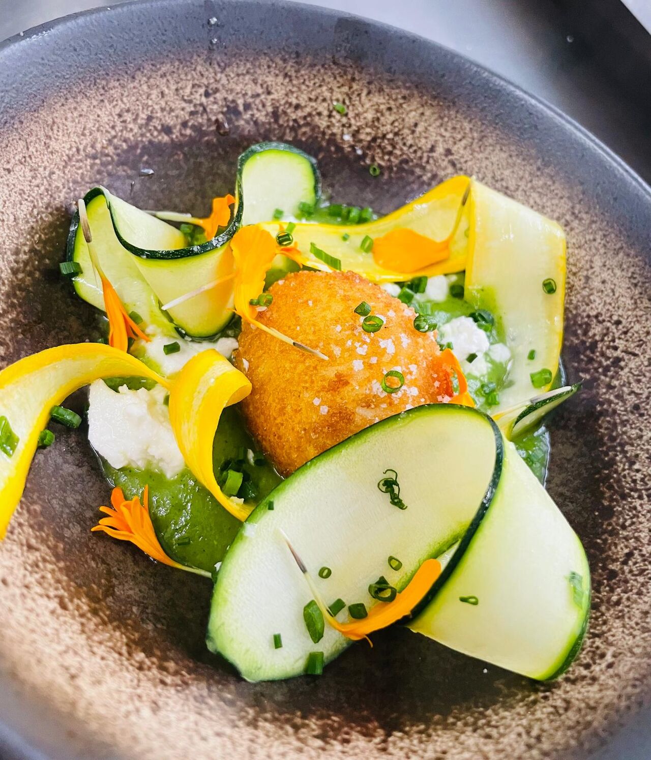 Oeuf mollet pâné et courgettes