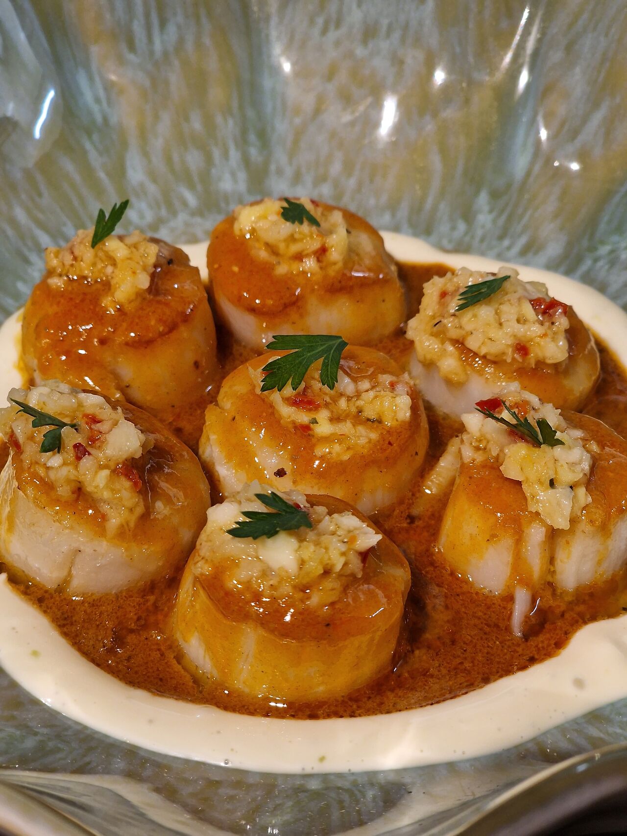 Vieiras con ajilimojili, salsa amariscada y mayo de lima