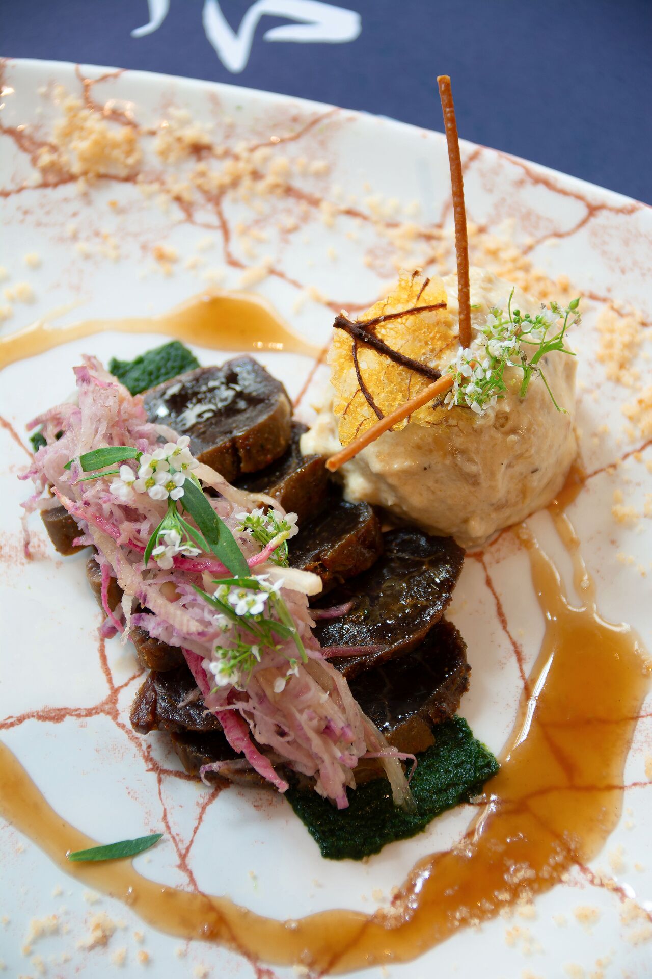 Cerf flambé et glace aux oignons