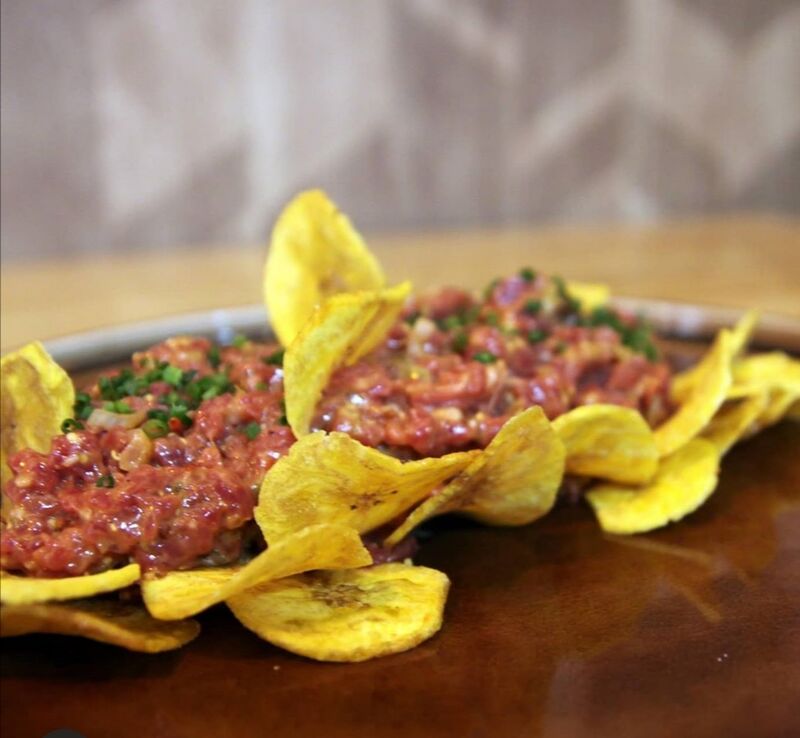 Steak Tartar con un toque latino con Chip de Plátano macho y salsa de Chile Chipotle
