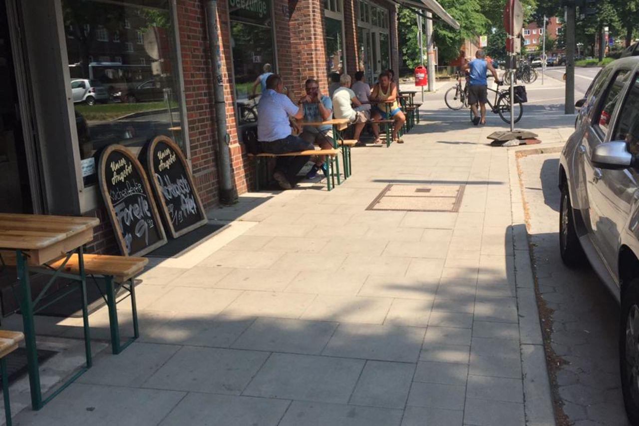 Sitzt gerne bei uns draußen!