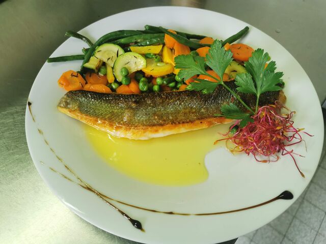 Filet de bar au beurre noisette, poêlée de légumes de saisons.