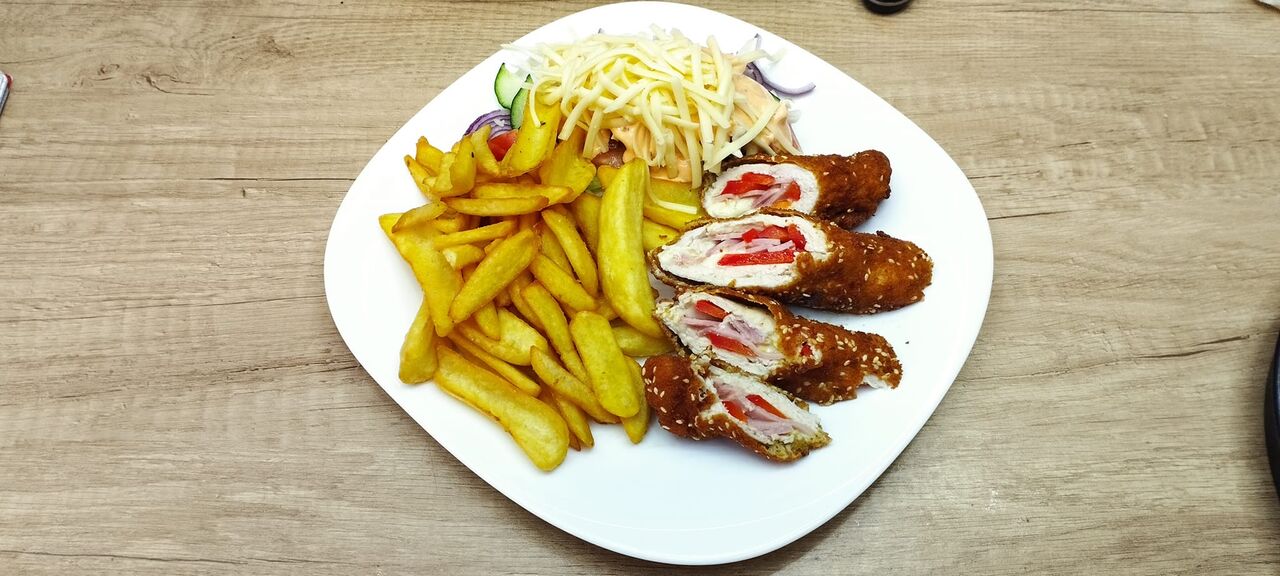 Sonkával-sajttal és pritaminpaprikával töltött csirkemell sima hasábburgonyával, friss salátával, választható mártással