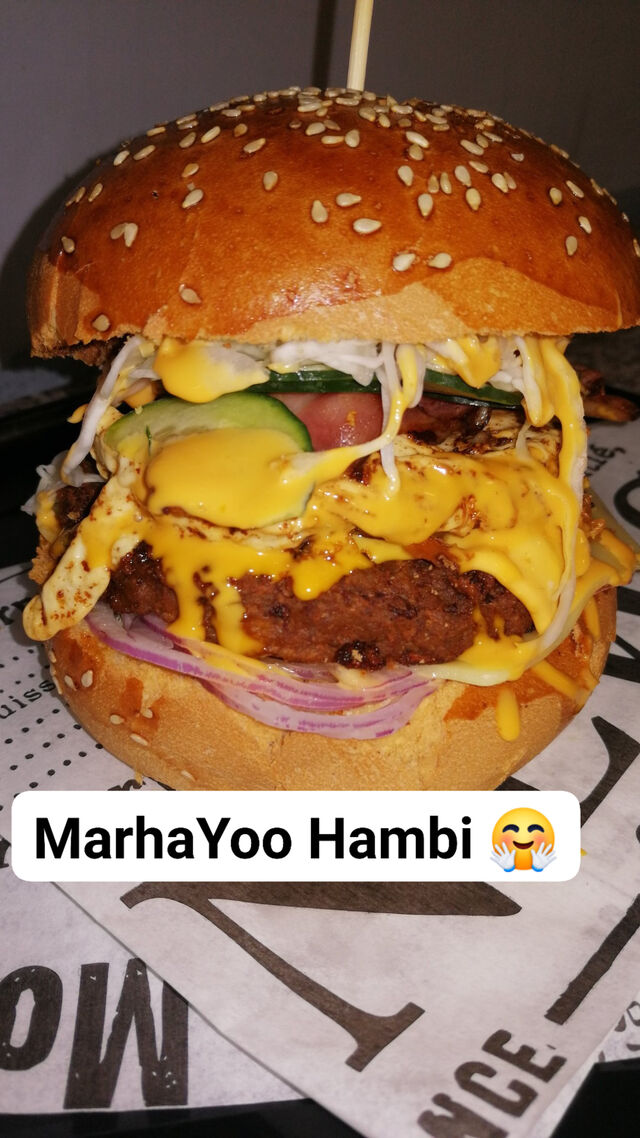 Pirított buci, marha hús, bacon, tük.tojás, trapp.sajt, cheddar, zöldségek, piritott hagyma, hambi szósz 3190.-