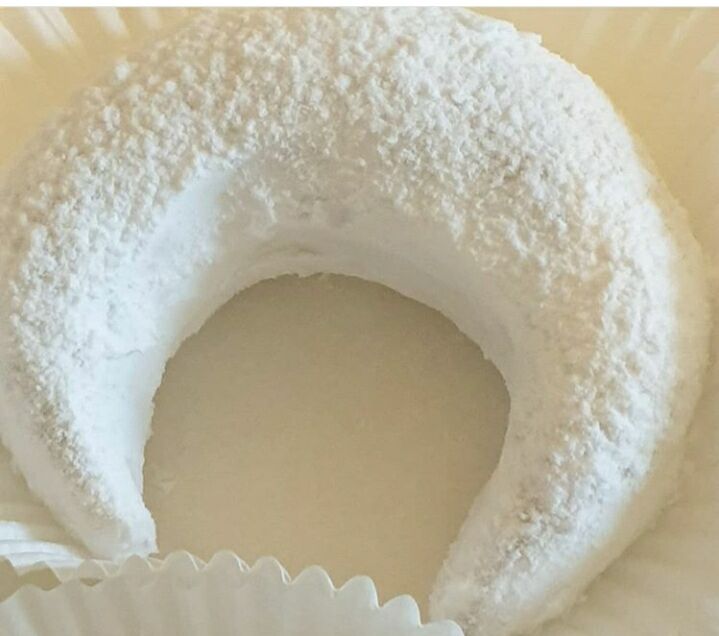 Tcharek ou croissant de lune, une pâte sablée fourrée aux amandes cannelle et eau de fleur d'oranger