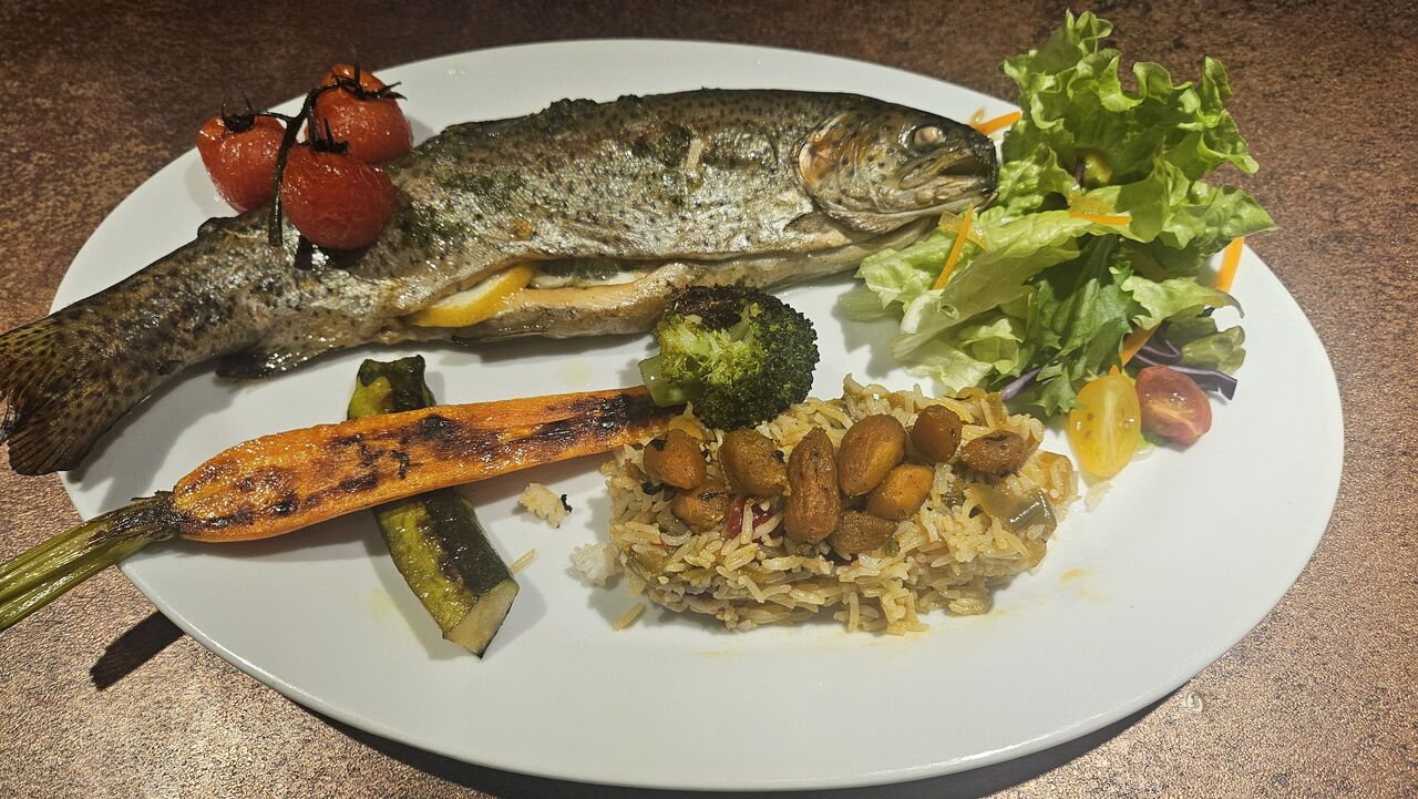 Truite du pays riz et légumes