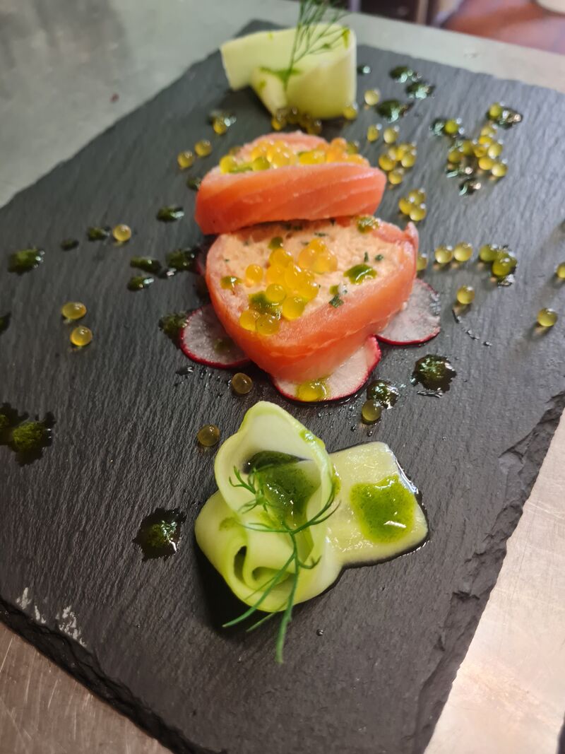 Terrine de saumon fume . Saumon fume bio avec son pickles de concombre a l'aneth . Perles de citron de Sicile.