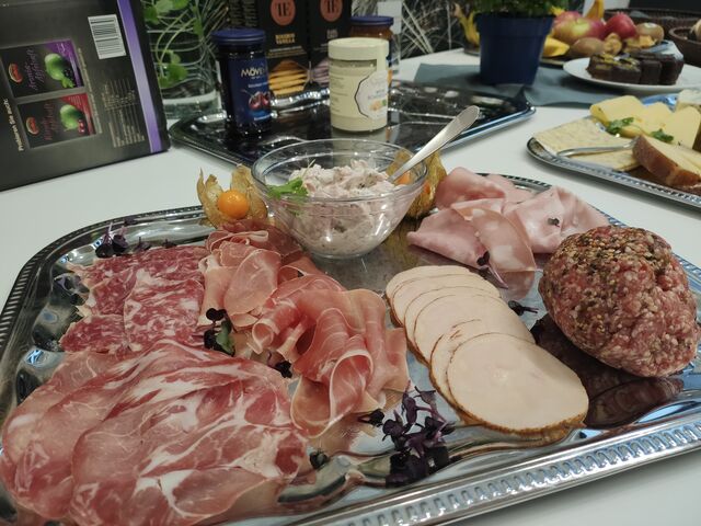 Kaltes Buffet mit Wurst
und Käseplatten stelle ich
mit Köstlichkeiten für Sie
zusammen