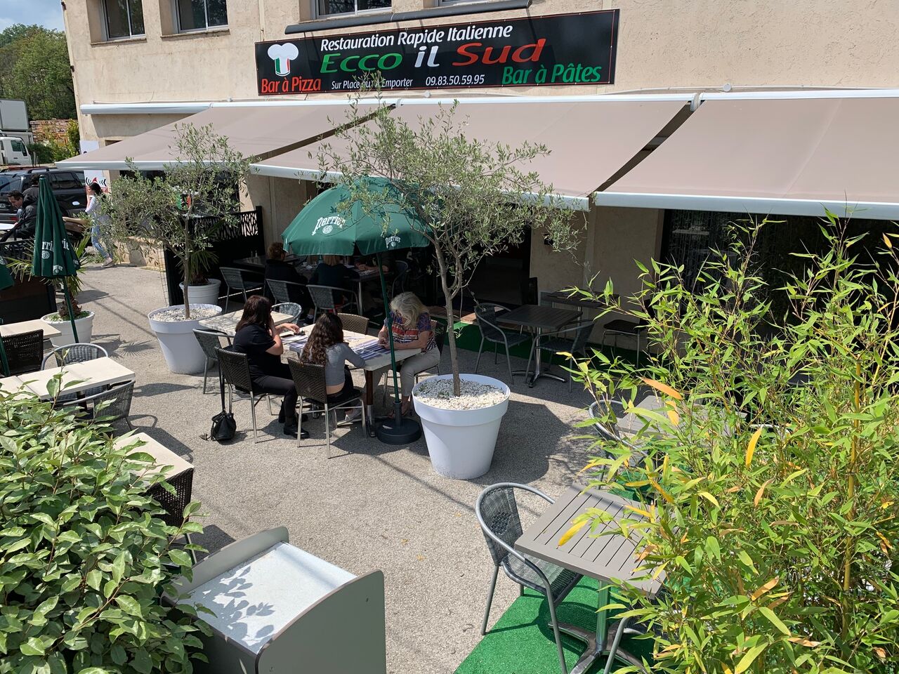 Une terrasse ombragée pour vos déjeuners en été