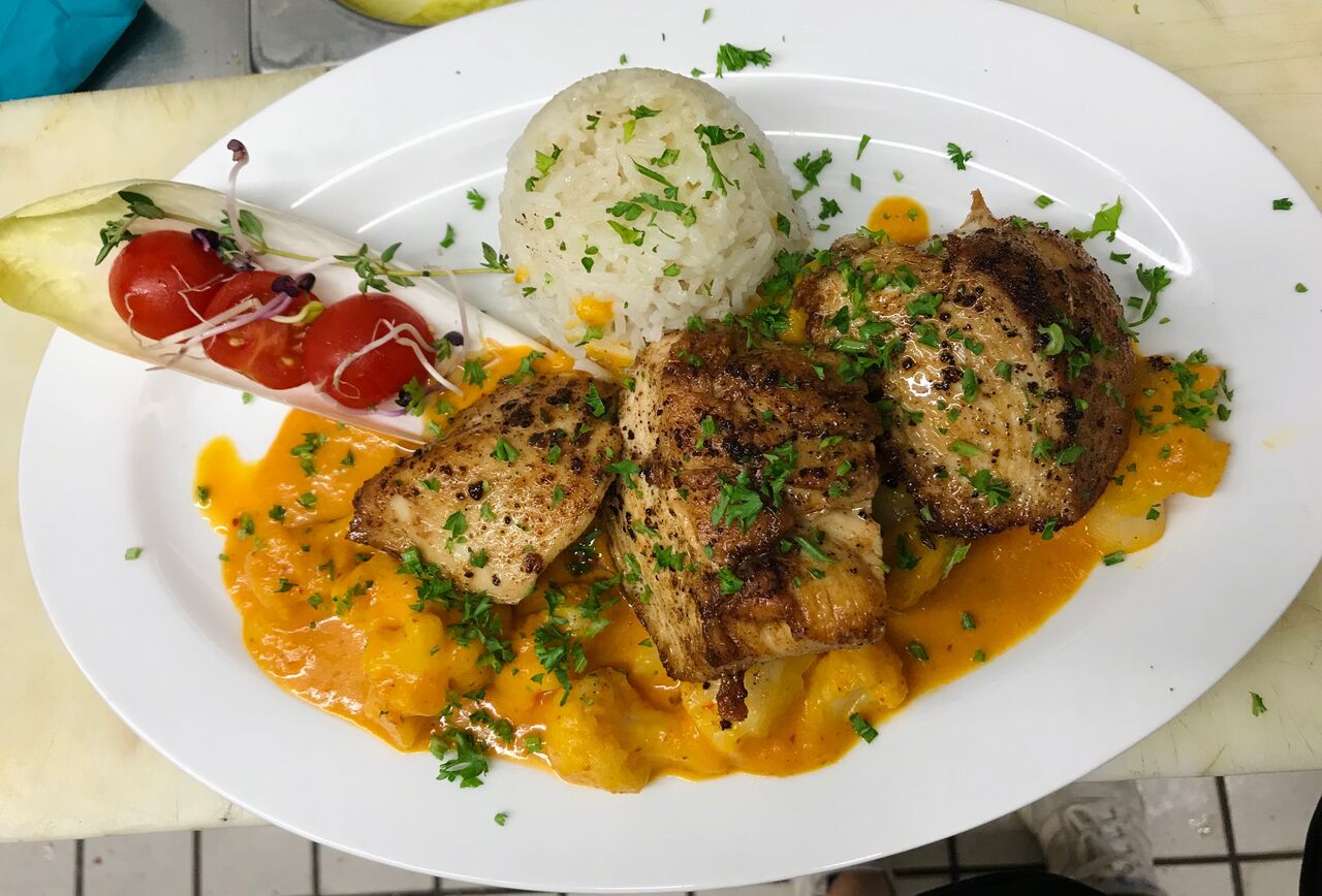 Impression aus der Küche - Gebratene Hähnchenbrust mit Blumenkohlcurry und Reis