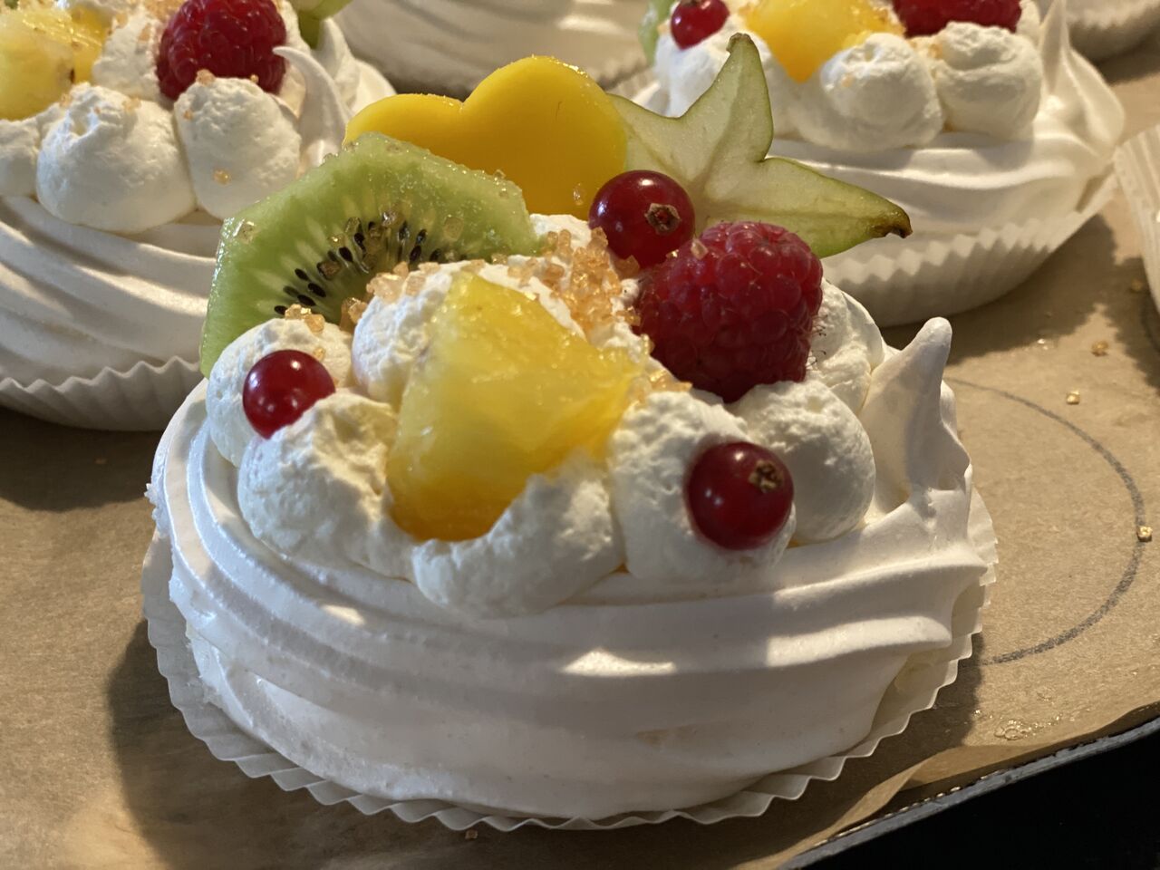 Pavlovas individuelles... de la meringue, de la crème fouettée et des fruits...