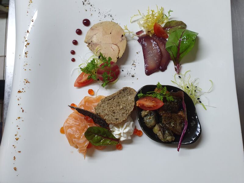 Assiette de l'Auberge avec notre saumon fumé Maison, notre Foie Gras Maison et nos escargots et son Beurre Persillé Maison