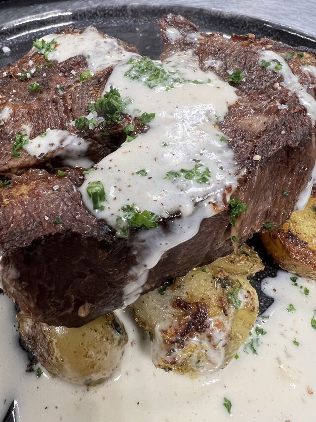 Le Paleron de Boeuf Basse Température, Sauce Chaource et Poêlée de Grenailles et Artichauts aux Herbes