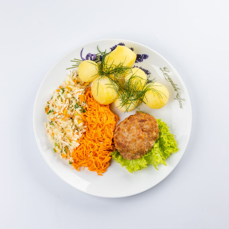 Kotlet mielony z ziemniakami i zestawem surówek
