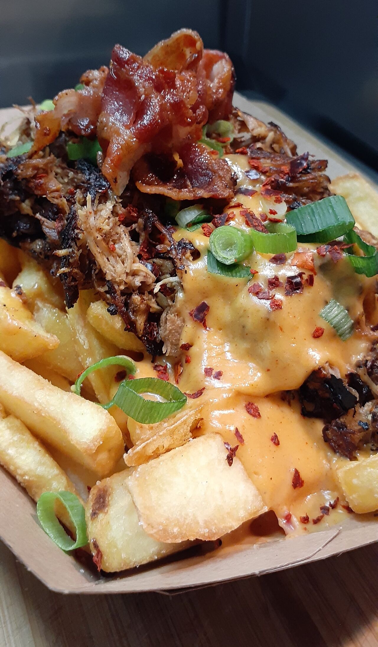 Pommes mit verschiedenen Toppings