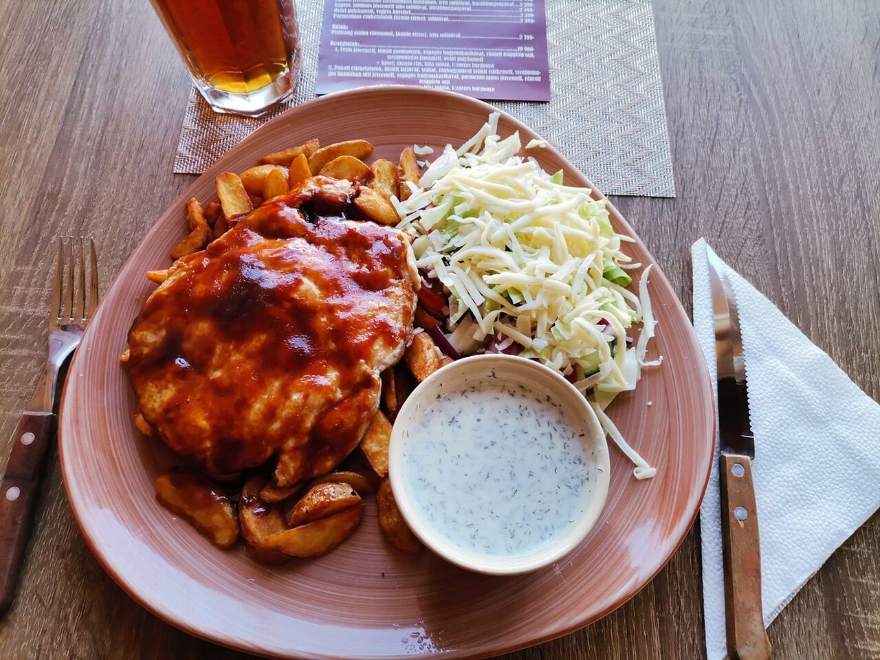 BBQ csirkemell steakburgonyával, friss salátával