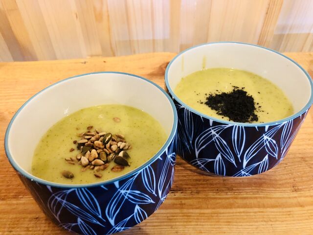 Velouté de courgettes aux graines ou avec poudre d'olives noires