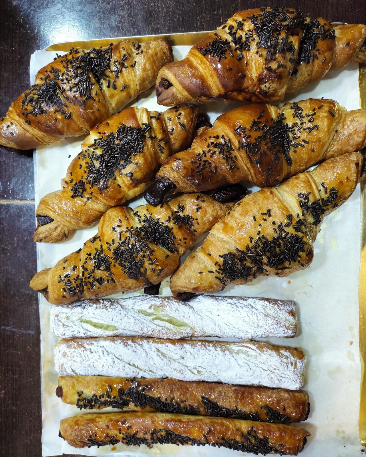 Croissant de chocolate y flautas