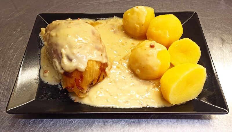 Hausgemachte Kohlroulade mit Zwiebel-Specksoße und Kartoffeln