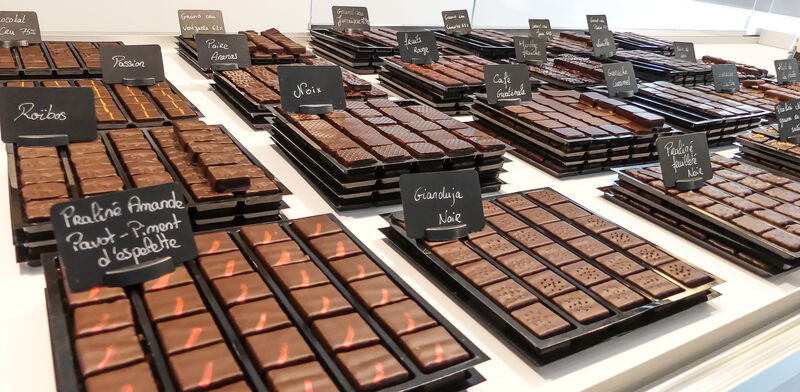 Plongez au cœur de notre vitrine pour découvrir nos créations.