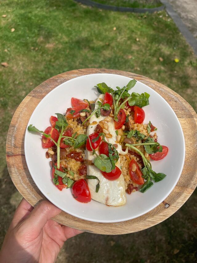 dorade grillée, boulghour aux tomates séchées, olives, pignons de pin, herbes fraîches