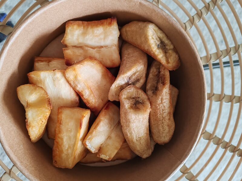 Mhogo na trovi ya vissoi(manioc et banane frits)