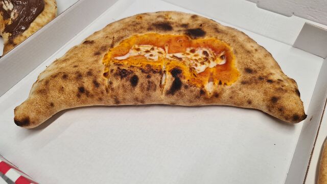 Calzone
Jambon mozzarella œuf 