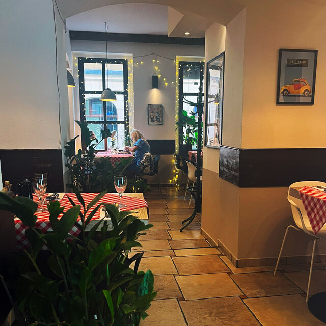 Przestronna restauracja z ogródkiem i dwoma kameralnymi salami po 20 osób na -1 piętrze z możliwością rezerwacji