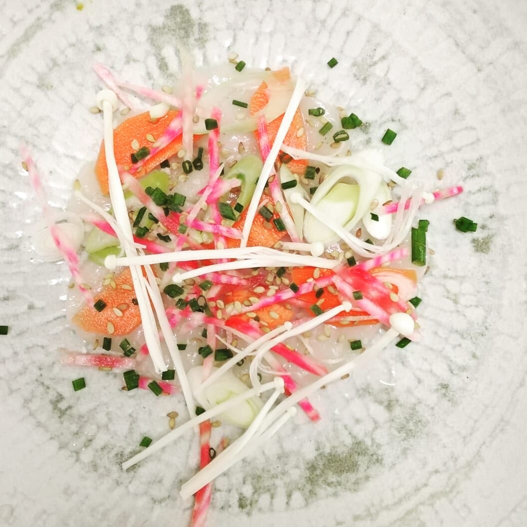 Carpaccio de Saint Jacques et Petits Légumes / Bouillon Thaî