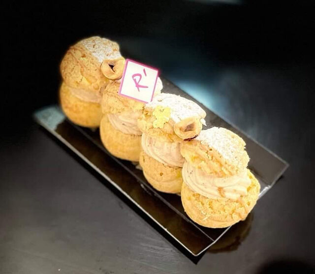 Paris-Brest:
Pâte à choux et crème mousseline pralinée.