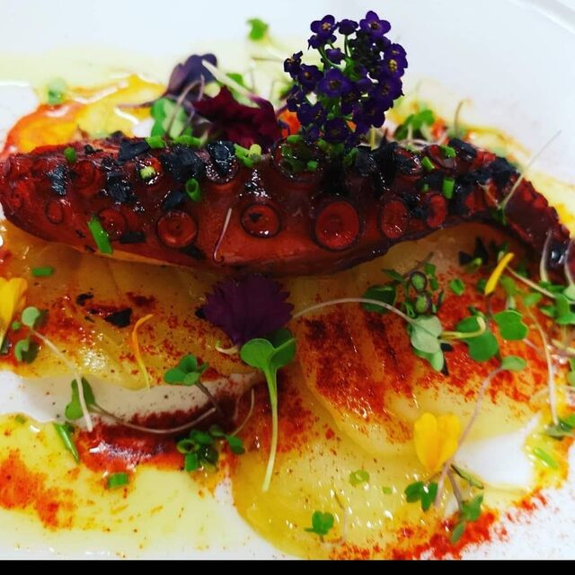 Pulpo a la brasa con patata confitada al romero