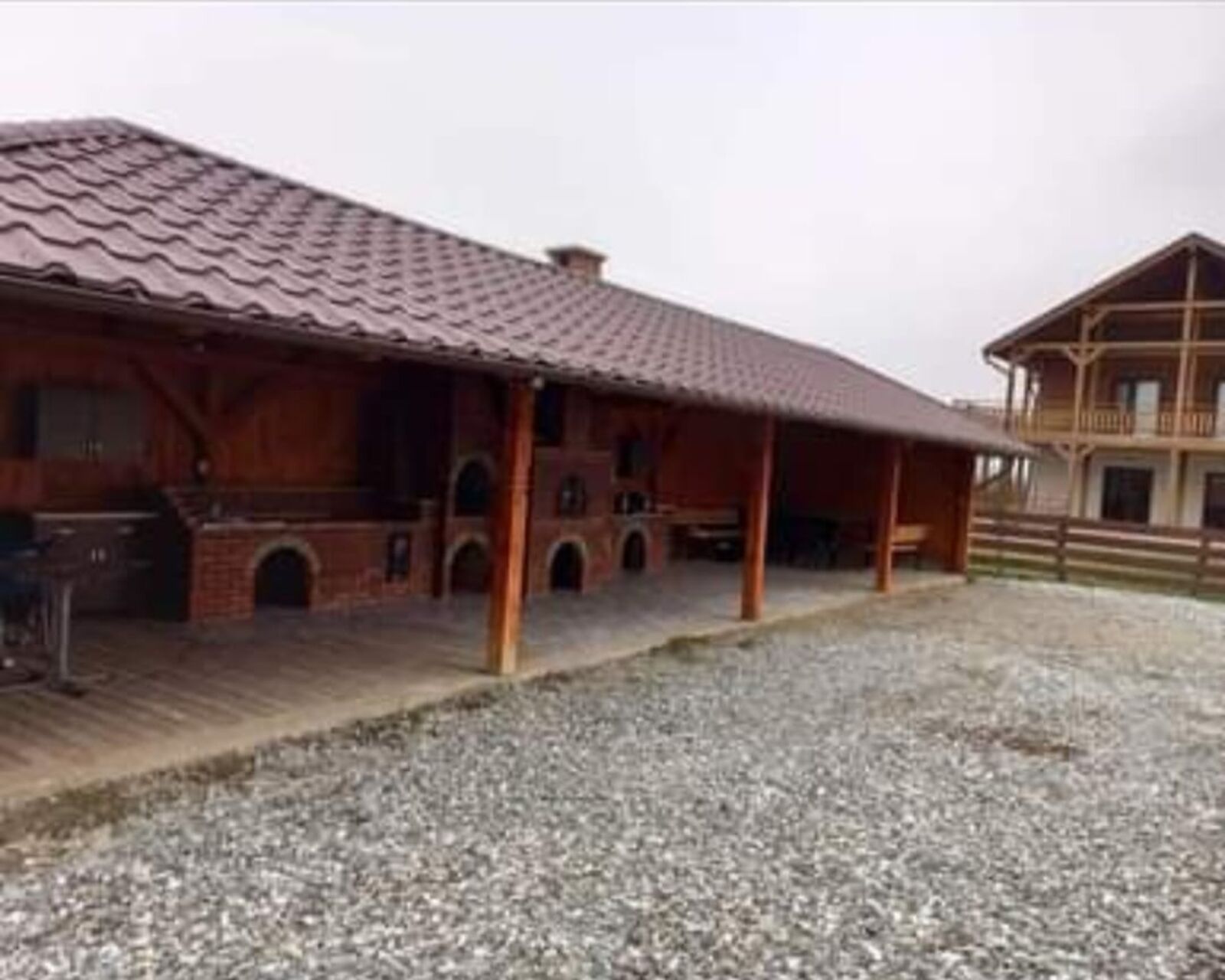 Foișor cu loc de grătar și cuptor