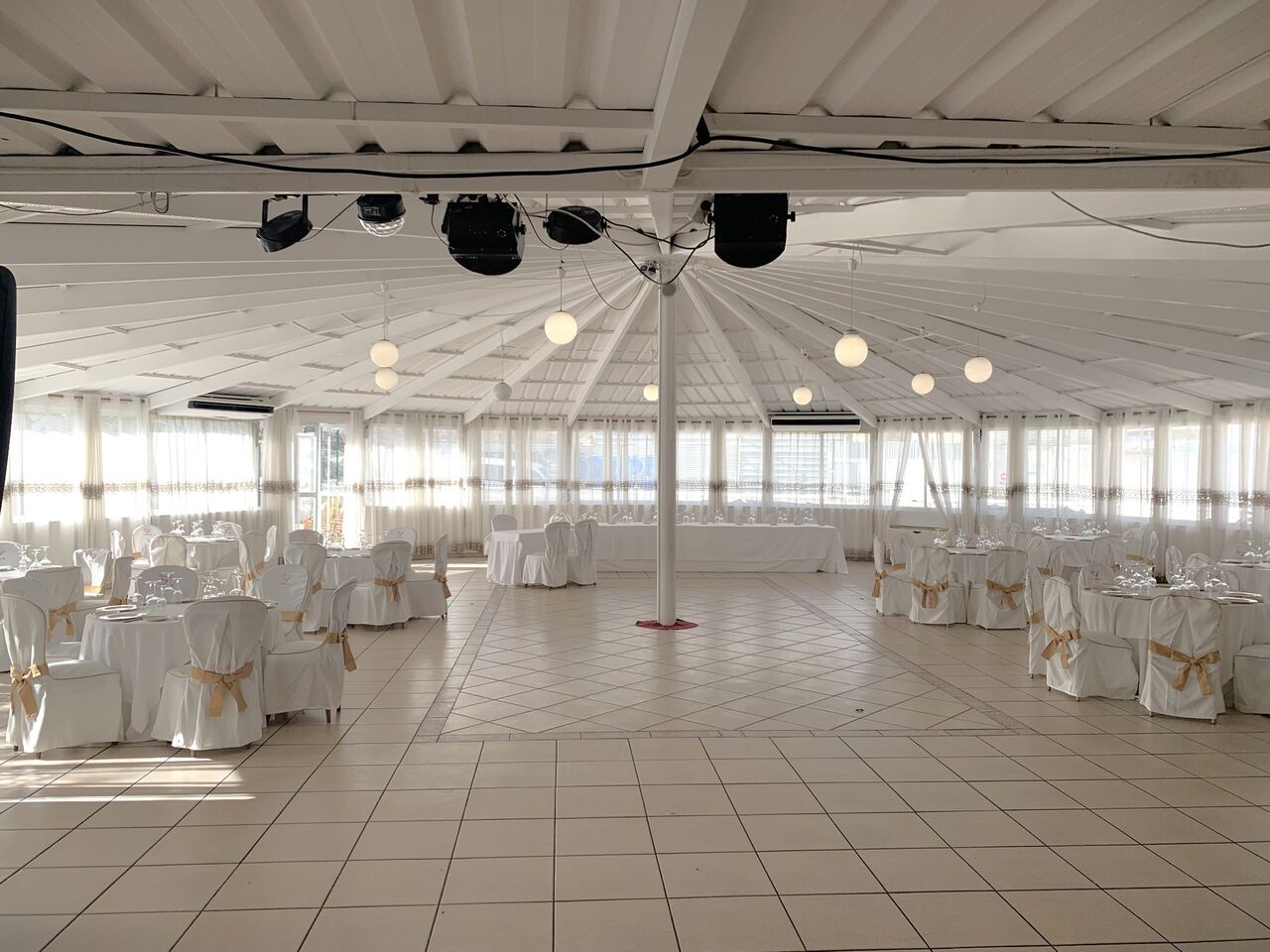 Carpa, Aforo 280 personas 